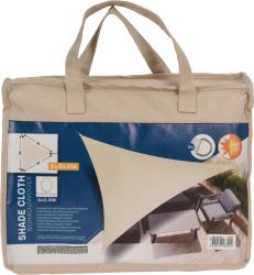 Beige Sonnensegel in dreieckiger Form. Es hängt über einem Tisch mit Stühlen im Garten.