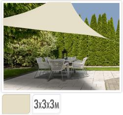 Beige Sonnensegel in dreieckiger Form. Es hängt über einem Tisch mit Stühlen im Garten.