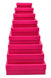 Zehn pinke Geschenkboxen, gestapelt in abnehmender Größe. Rechteckige Form, glatte Oberfläche.
