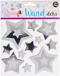 Silberne Wanddekoration in Form von Sternen. Verschiedene Größen und glitzernde Oberflächen.