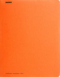 Orangefarbene Mappe aus Recycling-Karton. DIN A4 Format, schlichte Gestaltung.