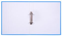 blauer Ordner mit glatter Oberfläche. Geschlossen, mit zwei Metallringen innen.