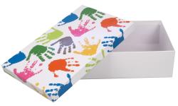 weiße Box mit bunten Handabdrücken in verschiedenen Farben. Rechteckige Form, geschlossene Oberseite.