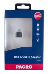 USB-A/USB-C Adapter in einer transparenten Verpackung. Verpackung hat eine blaue und rote Farbgestaltung.