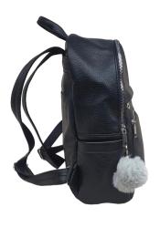 Schwarzer Rucksack aus strukturiertem Material. Mit einem grauen Pompon als Anhänger.