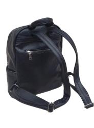 Schwarzer Rucksack aus strukturiertem Material. Mit einem grauen Pompon als Anhänger.