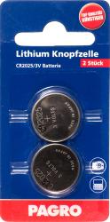 Zwei Lithium Knopfzellen in einer blauen Verpackung. Typ CR2025, 3 Volt.