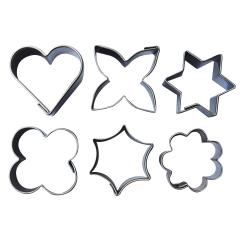 Sechs Ausstechformen aus Metall. Formen: Herz, Schmetterling, Stern, Blume, gefüllte Blume, sternförmig. Glänzende Oberfläche.