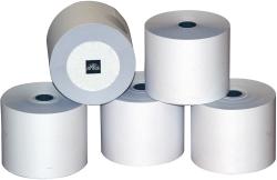 Fünf Rollen weißes Papier auf einem Tisch. Die Rollen sind gleichmäßig und ohne Aufdruck.