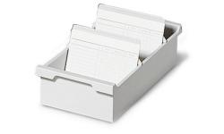 weiße Aufbewahrungsbox mit zwei Fächern. Enthält Karteikarten mit Tabellen.