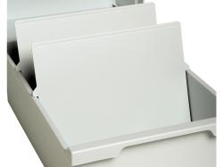 graue Aufbewahrungsbox mit zwei weißen Trennwänden. Trennwände sind hoch und haben eine gerade Oberkante.