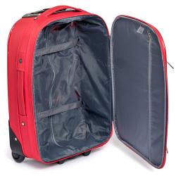 roter Koffer mit zwei Rollen und ausziehbarem Griff. Zwei vordere Taschen. Gepolsterte Seiten.
