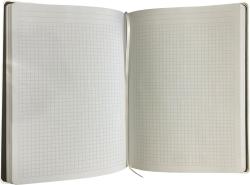 Weißes Notizbuch mit strukturiertem Cover. Es hat eine schwarze Kante und ist schlicht gehalten.
