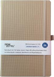 Beige Notizbuch im A5 Format mit 192 karierten Seiten. Es hat eine Stiftschlaufe, ein Leseband und einen Gummibandverschluss.