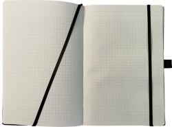 Beige Notizbuch im A5 Format mit 192 karierten Seiten. Es hat eine Stiftschlaufe, ein Leseband und einen Gummibandverschluss.