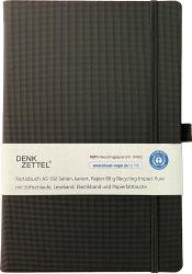 Schwarzes Notizbuch, A5-Format. 192 karierte Seiten, 80 g Recyclingpapier. Mit Stiftschlaufe, Leseband, Elastikband und Papierfaltasche.