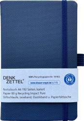 Dunkelblaues Notizbuch im A6 Format. Es hat 192 karierte Seiten und einen elastischen Verschluss.