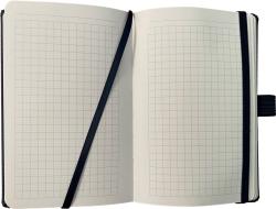 Dunkelblaues Notizbuch im A6 Format. Es hat 192 karierte Seiten und einen elastischen Verschluss.