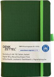 grünes Notizbuch im A6-Format. 192 karierte Seiten. Recyclingpapier. Mit Gummiband, Stiftschlaufe und Leseband.