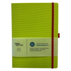 grünes Notizbuch im A5-Format mit rotem Gummiband. Es hat 192 karierte Seiten aus Recyclingpapier.