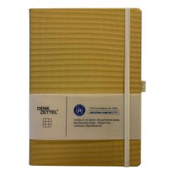 Gelbes Notizbuch im A5-Format mit karierten Seiten. Es hat ein Gummiband und eine Papierfaltasche.