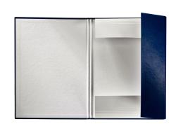 Offenes Buch mit blauer Hardcover-Umschlag. Innenseiten leer, keine Texte oder Bilder. Zwei Taschen auf der Innenseite.