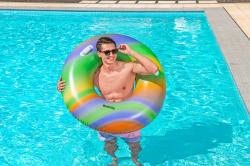 Bunte Schwimmreifen in Regenbogenfarben. Rund mit einem großen Loch in der Mitte. Zwei Griffe an den Seiten.