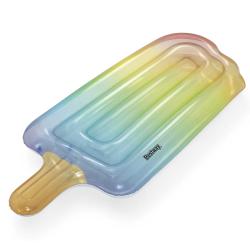 Aufblasbare Liege in Form eines Eis am Stiel. Farbverlauf von Blau zu Gelb und Rosa.