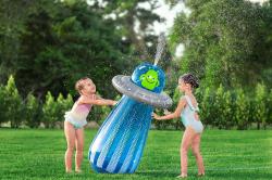 Aufblasbares Spielzeug in Form eines UFOs. Blau mit einem lächelnden grünen Alien oben.