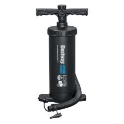 Schwarze Handpumpe mit einem Griff oben. Schlauch und Adapter für das Aufpumpen von Gegenständen.