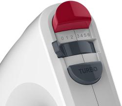 Weißer Handmixer mit einem ergonomischen Griff. Zwei Rührbesen sind sichtbar.
