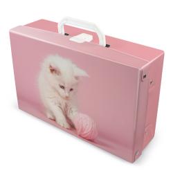 pinkfarbene Box mit einem Bild eines weißen Kätzchens, das mit einem rosa Wollknäuel spielt. Die Box hat einen weißen Griff.