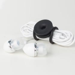 Verpackung mit drei schwarzen Kabelbindern in verschiedenen Größen. Runde Enden, flache Oberfläche. Hintergrund mit Kabelmotiven.