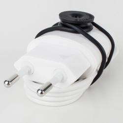 Verpackung mit drei schwarzen Kabelbindern in verschiedenen Größen. Runde Enden, flache Oberfläche. Hintergrund mit Kabelmotiven.
