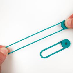 Drei Kabelbinder in Türkis. Verpackung mit grafischen Kabelmotiven.