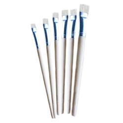 Set von sechs Pinsel mit flachen Borsten. Holzgriffe, silberne Ferrulen. Unterschiedliche Längen.
