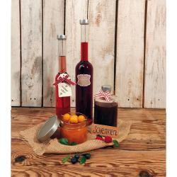 hohe, schlanke Glasflasche mit rundem Boden. Durchsichtiges Glas, schmaler Hals, silberner Schraubverschluss.