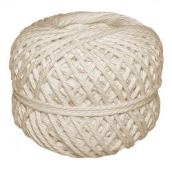 Beige Wolle, aufgerollt zu einem Ball. Strukturierte Oberfläche, gleichmäßige Form.