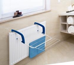 Küchenhelfer zum Schneiden von Lebensmitteln. Mit blauen Griffen und mehreren Drahtschnüren.