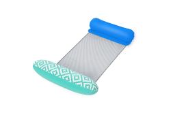 Schwimmliege mit zwei aufblasbaren Kopfstützen. Eine Kopfstütze ist blau, die andere hat ein geometrisches Muster in mintgrün und weiß. Die Liegefläche ist aus Netzmaterial.