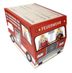 Ein rotes Spielzeugfeuerwehrauto mit zwei Feuerwehrmännern. Die Figuren sind cartoonhaft gestaltet.