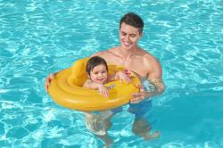 Gelber Schwimmring mit einem Krabbenmotiv. Er hat eine Öffnung in der Mitte und eine kleine Rückenlehne.