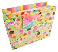 Bunte Geschenktüte mit Eiscreme-Motiven. Auf der Vorderseite steht 'Just for You!'