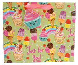 Bunte Geschenktüte mit Eiscreme-Motiven. Auf der Vorderseite steht 'Just for You!'
