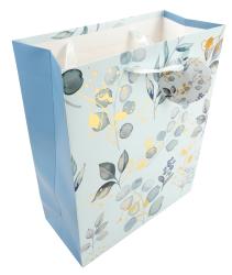 Große Geschenktüte in hellblau mit floralem Muster. Blätter und Blüten in sanften Farben, goldene Akzente. Tragegriffe aus Satin.