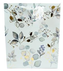 Große Geschenktüte in hellblau mit floralem Muster. Blätter und Blüten in sanften Farben, goldene Akzente. Tragegriffe aus Satin.