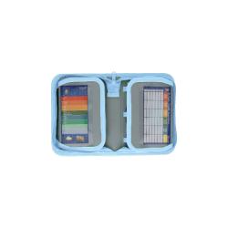 Ein Etui mit einem Bild von einem niedlichen Eisbärenbaby. Die Farben sind sanft und das Etui hat einen Reißverschluss.
