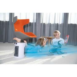 Kompakter Luftkühler in zylindrischer Form. Weiß mit grauen Akzenten und Lüftungsschlitzen.
