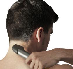 Rasierer mit schmalem Kopf und ergonomischem Griff. Farbe ist grau mit gelben Akzenten.