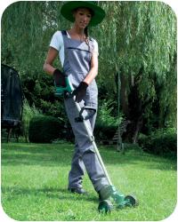 Grüner elektrischer Rasentrimmer mit zwei großen Rädern. Langer Griff und ergonomischer Handgriff.